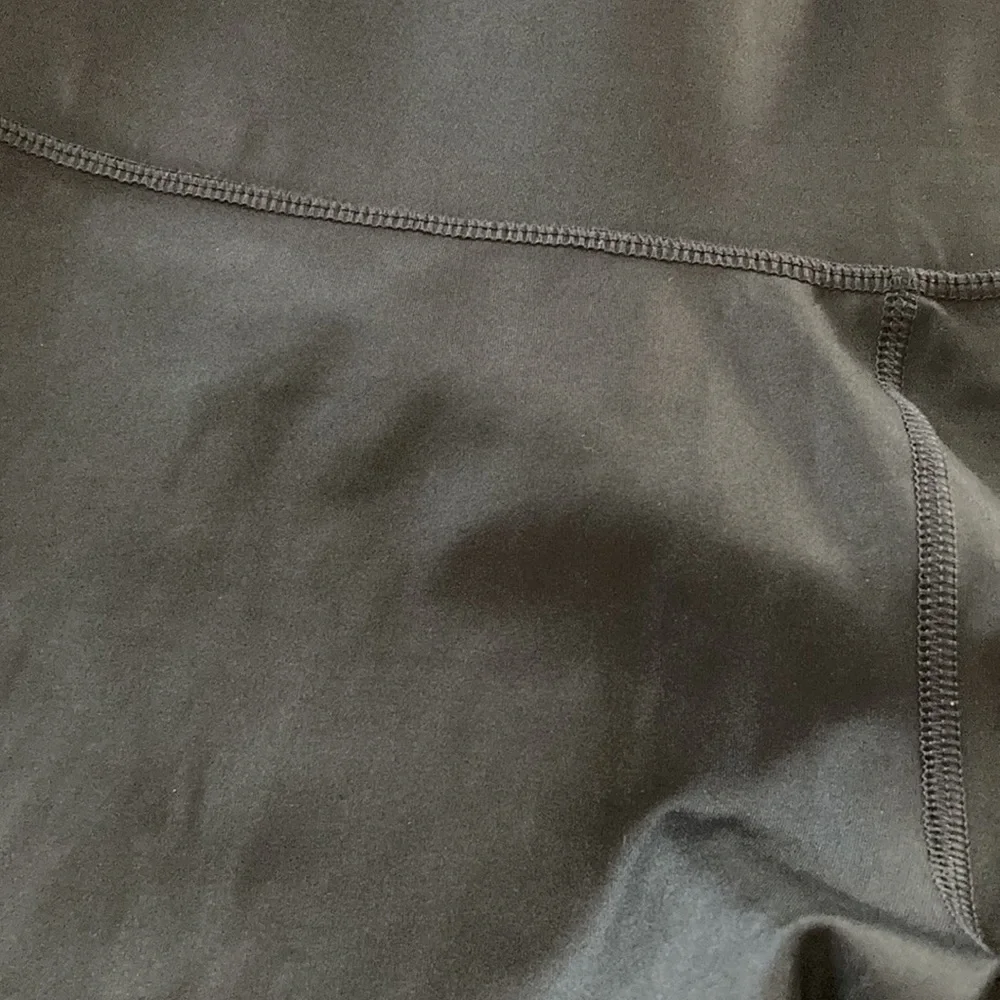 Shiny black workout leggings - Picture 2 of 3